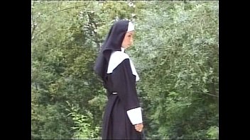 Nuns wi...